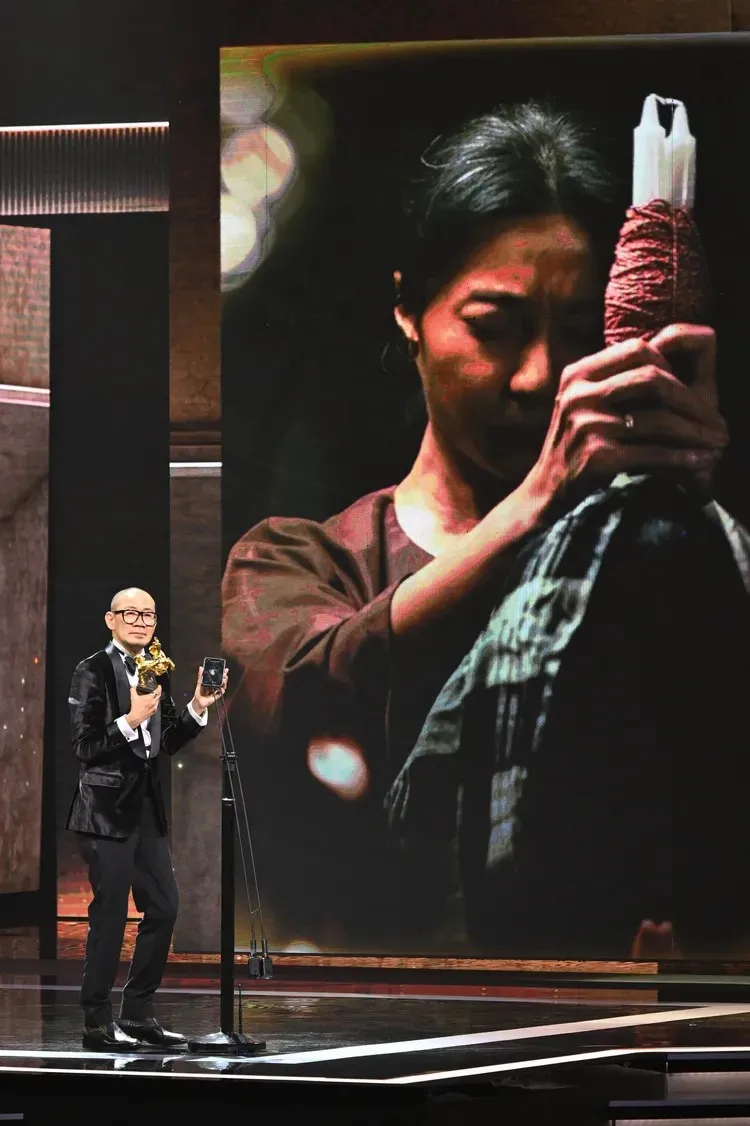 范冰冰昨獲金馬62影后，導演張吉安上台代她領獎，並與她電話連線。金馬執委會提供