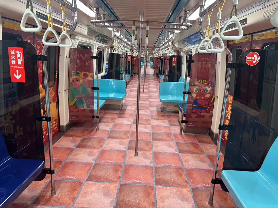 高度还原青山宫地砖意象，让乘客一踏入车厢便仿佛置身艋舺青山宫。