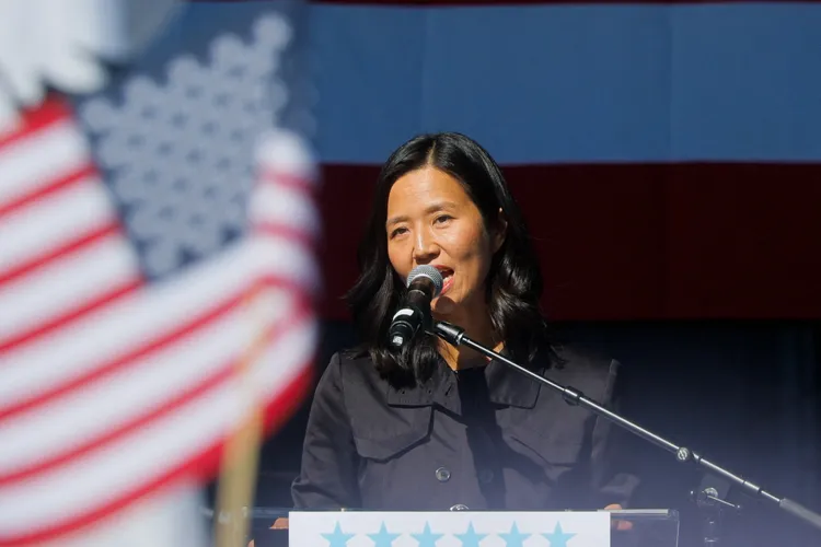 吴弭压倒性胜利连任波士顿市长成功。图为她10月中出席活动。路透社