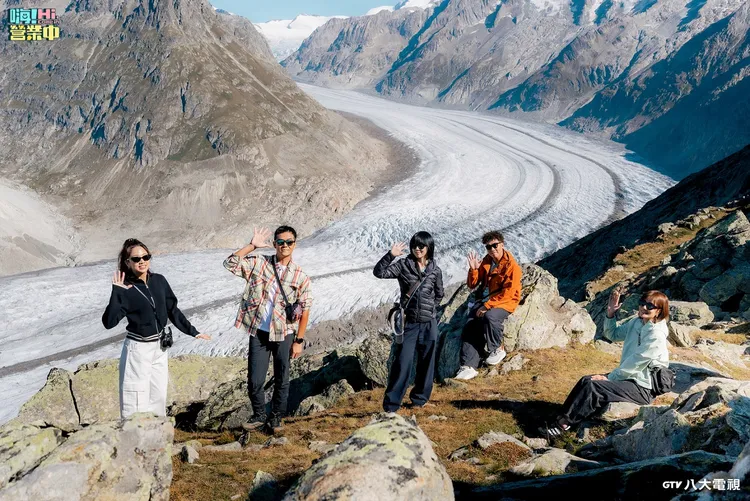 鬼鬼（左起）、姚元浩、白安、郭泓志、莎莎等赴瑞士出外景。八大提供
