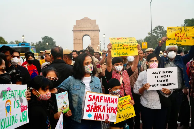 当地民众带著孩子来抗议空污严重。美联社