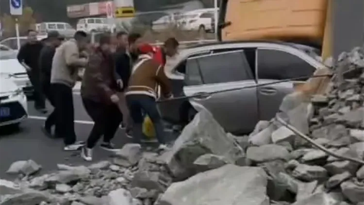 另一輛轎車也受到波及。翻攝自微博