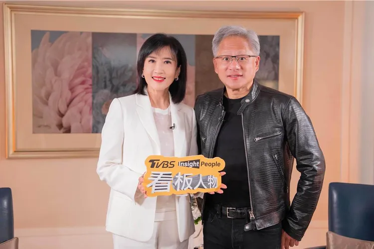 方念華（左）曾訪問黃仁勳。TVBS提供