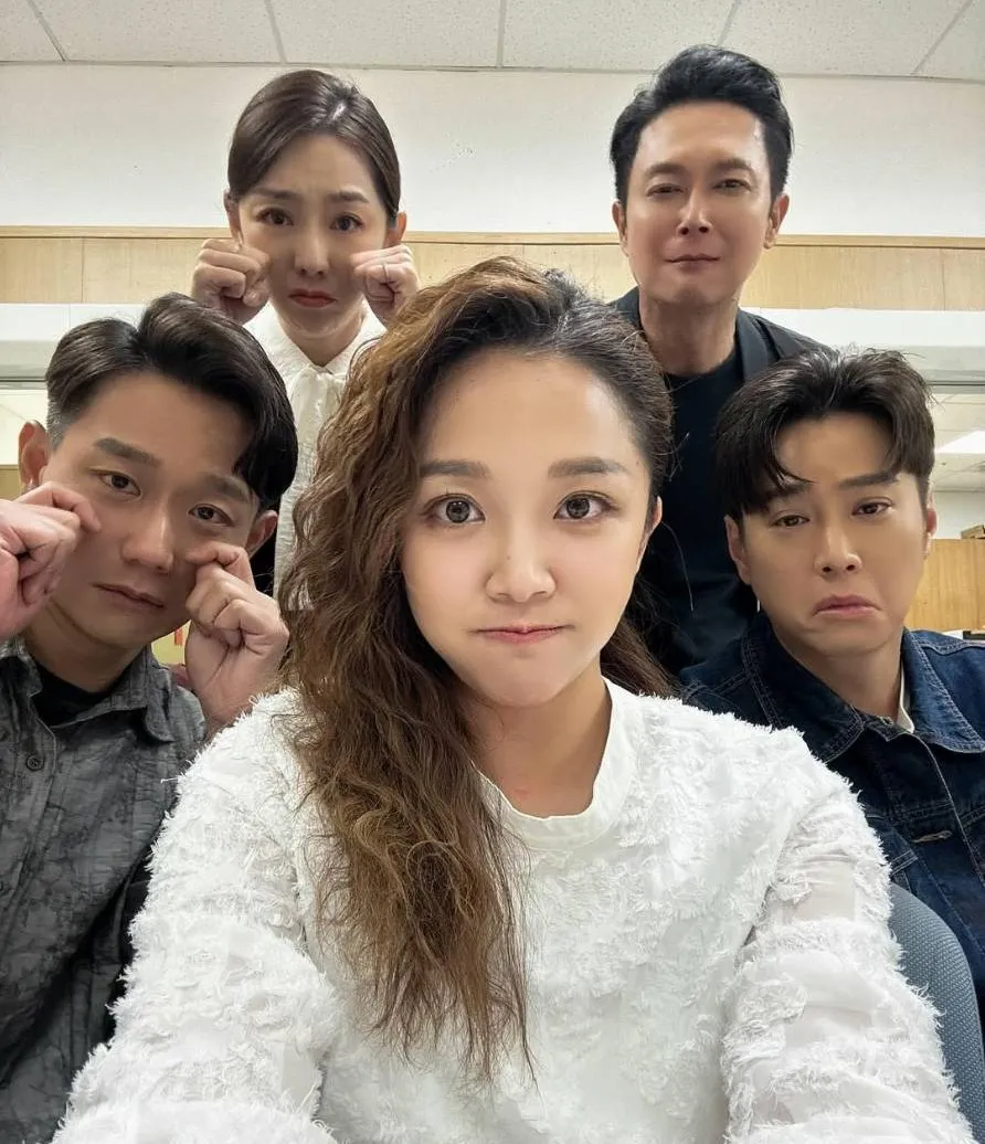 赖慧如（中）离开《好运来》，内心充满不舍，和剧中演员们合影留念。翻摄赖慧如IG