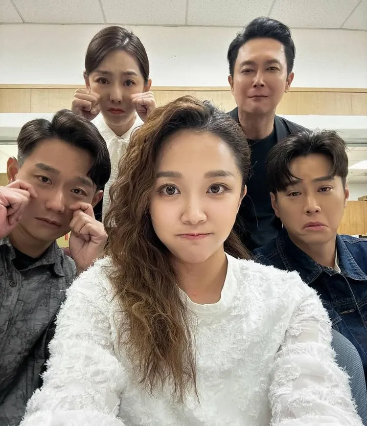 賴慧如（中）離開《好運來》，內心充滿不捨，和劇中演員們合影留念。翻攝賴慧如IG