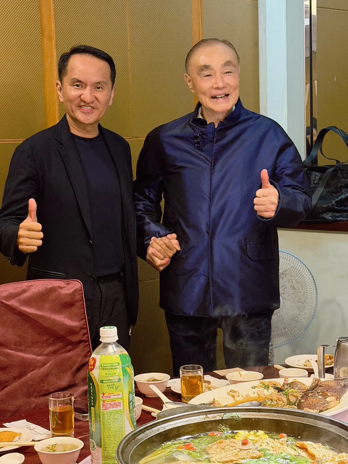 冯世宽(右)今天低调过80岁大寿，常如山(左)受邀出席，并合影留念。