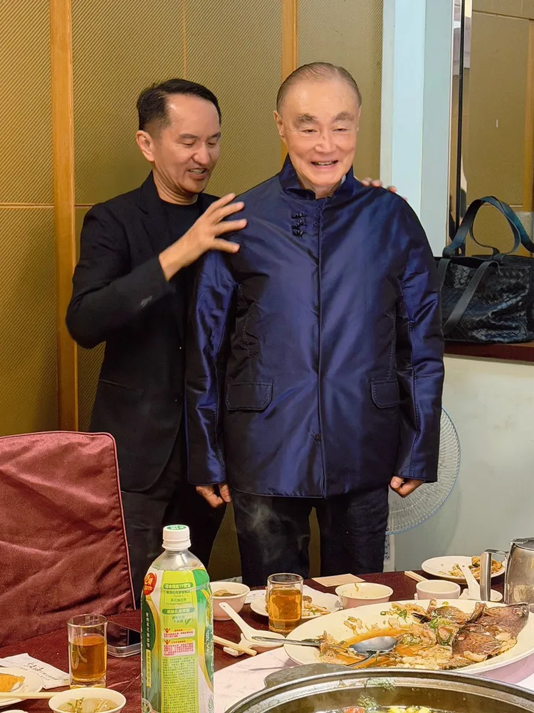 馮世寬(右)今天低調過80歲大壽，常如山(左)受邀出席，並親贈一件寶藍色棉襖。