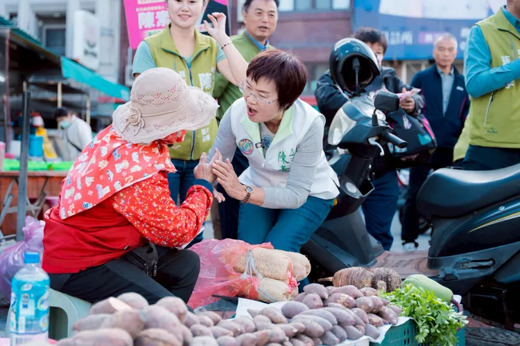 陳素月昨到鹿港市場拜票爭取支持。翻攝陳素月臉書