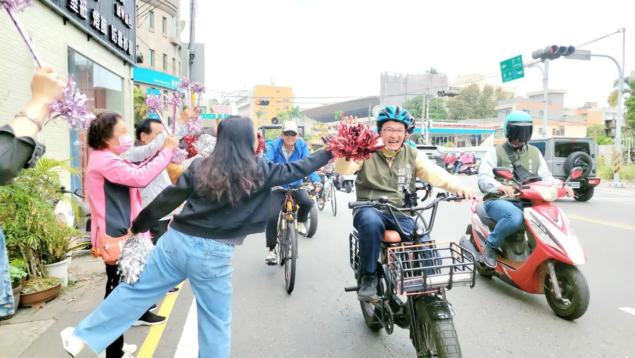 彰化市前市长邱建富今和支持者组成「富哥铁马队」，绕行彰化八大邮局。翻摄邱建富脸书