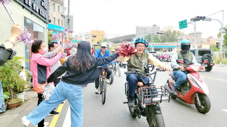 彰化市前市長邱建富今和支持者組成「富哥鐵馬隊」，繞行彰化八大郵局。翻攝邱建富臉書