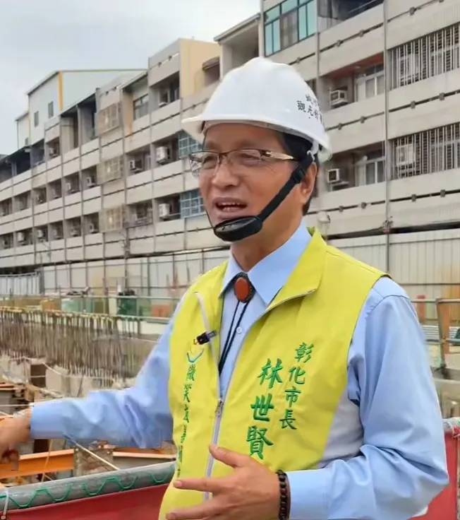 彰化市長林世賢昨勘查中友百貨彰化店工地，破除「不蓋了」的流言。翻攝林世賢臉書