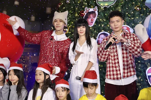 白安鼓鼓蕭秉治太暖了　為弱勢兒少獻唱！10公尺巨型聖誕樹點亮希望