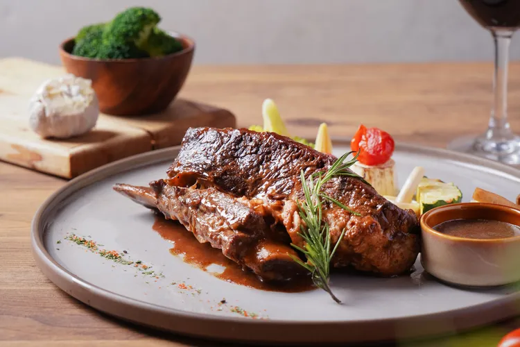 點數可兌換「紅酒燉台塑牛小排」主餐附自助吧。和逸飯店高雄中山館提供