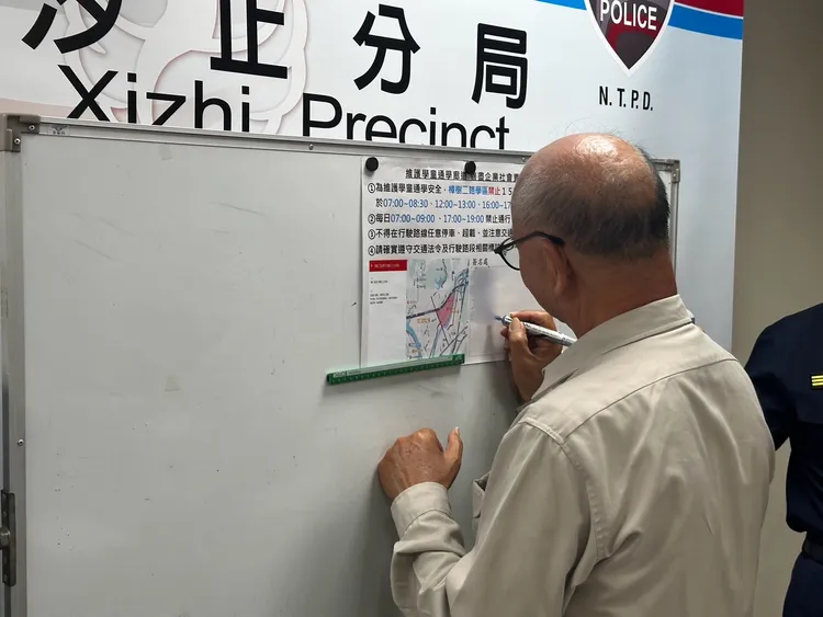 警方與業者共同簽署「攜手共維學童通學安全廊道、善盡企業社會責任」聲明。翻攝畫面