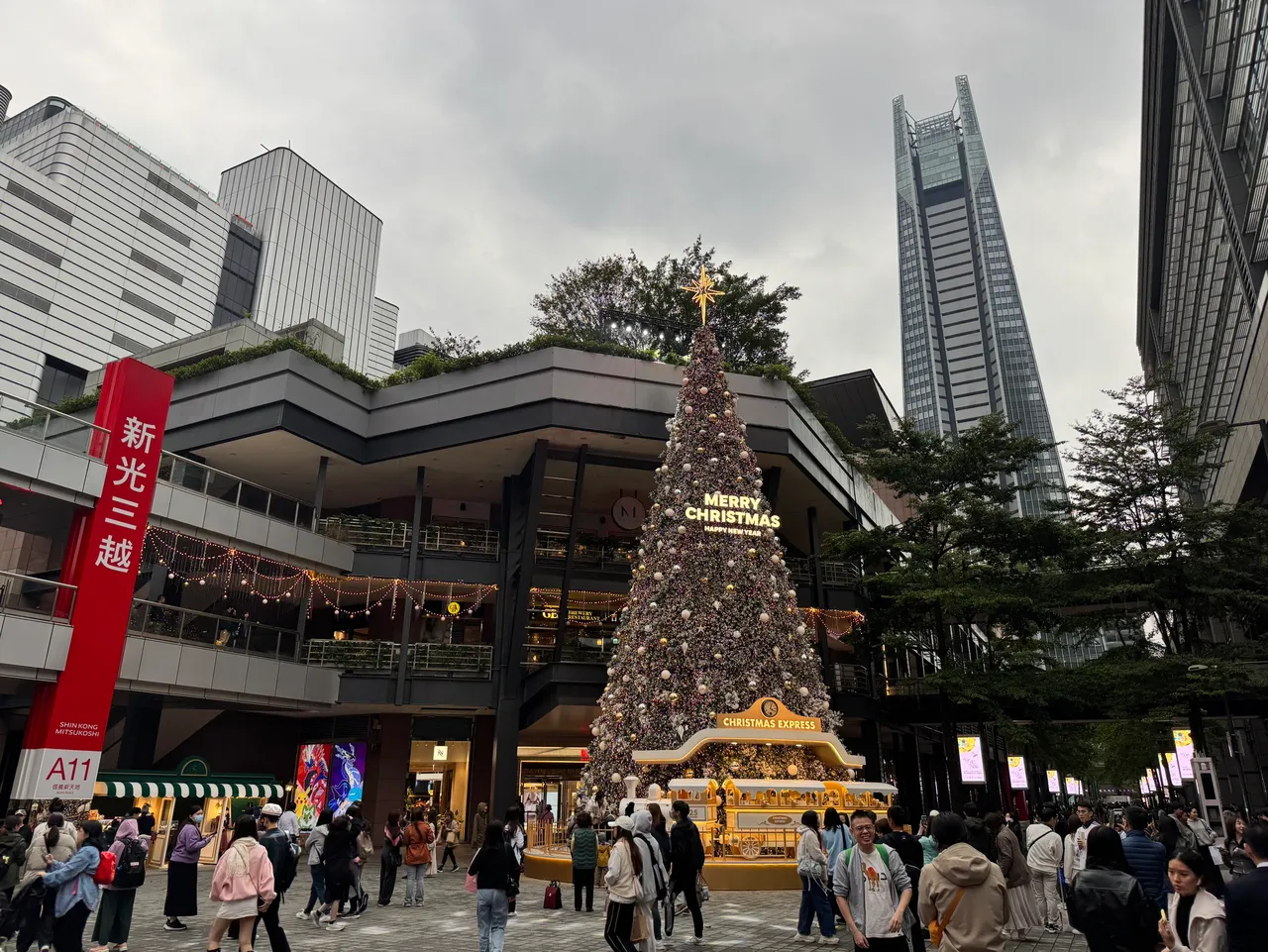 20米高的主树搭配全台唯一会动的耶诞树列车。彭欣伟摄