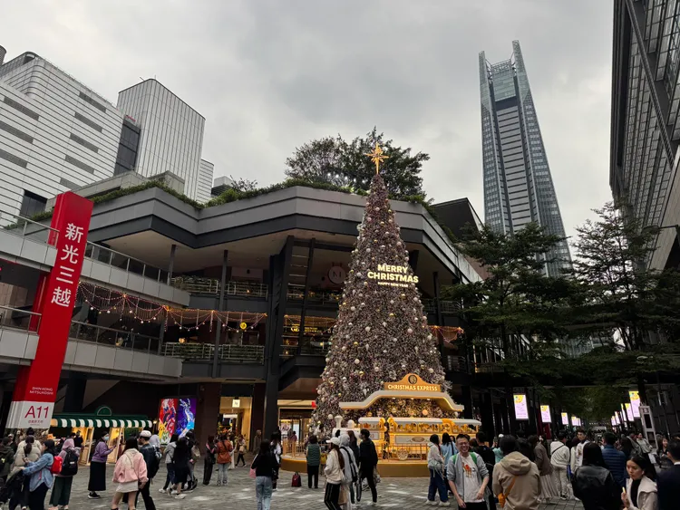 20米高的主樹搭配全台唯一會動的耶誕樹列車。彭欣偉攝