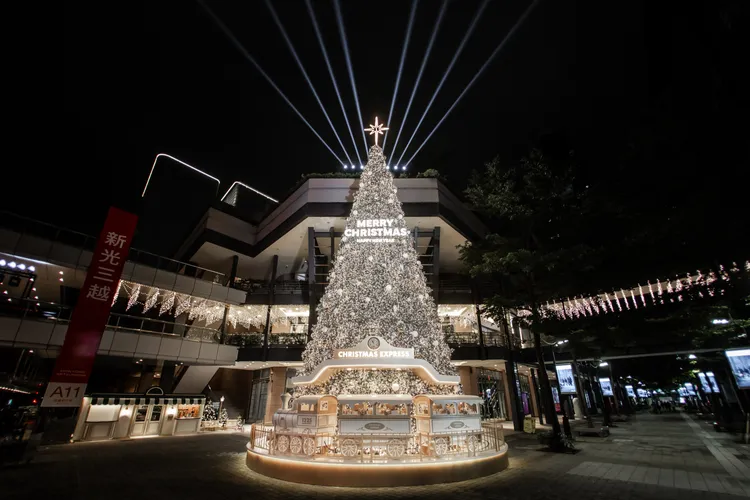 20米高的耶诞树以雪松绿搭配15万颗暖白金灯光。新光三越提供