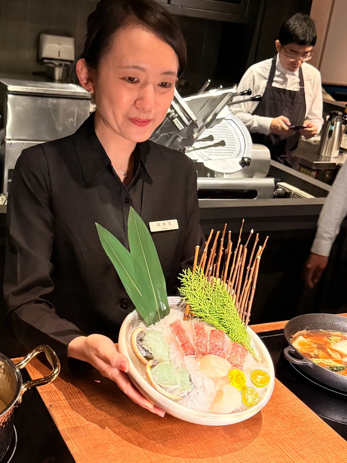 海鲜有南非鲍鱼、北海道生食级干贝和季节鲜鱼。陈扬盛摄