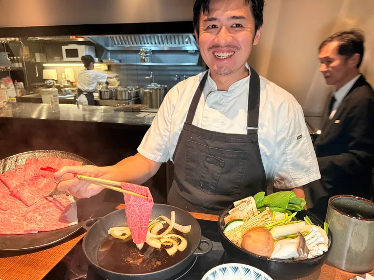 除了涮涮鍋，也提供關東式個人壽喜燒套餐，鹹甘醬汁多了蘋果的鮮甜味，加入豐腴和牛和配料烹煮，濃醇夠味。陳揚盛攝