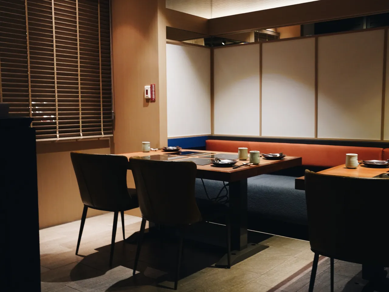 店内亦设置多张4人座餐桌，以满足不同目与型态的用餐需求。业者提供