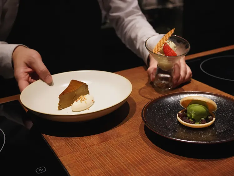 附餐品質也不馬虎，甜點有和風抹茶最中餅與西式的香草冰淇淋、巴斯克蛋糕可選，野菜盤份量充足，主食則有北海道夢美人米昭、白蓮烏龍麵兩種選項。業者提供