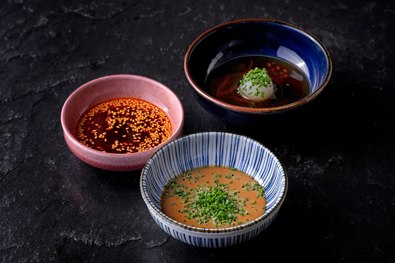 涮涮锅套餐准备橙醋、胡麻酱和青花椒辣油等三种沾酱，提供原味之外的享肉乐趣。业者提供