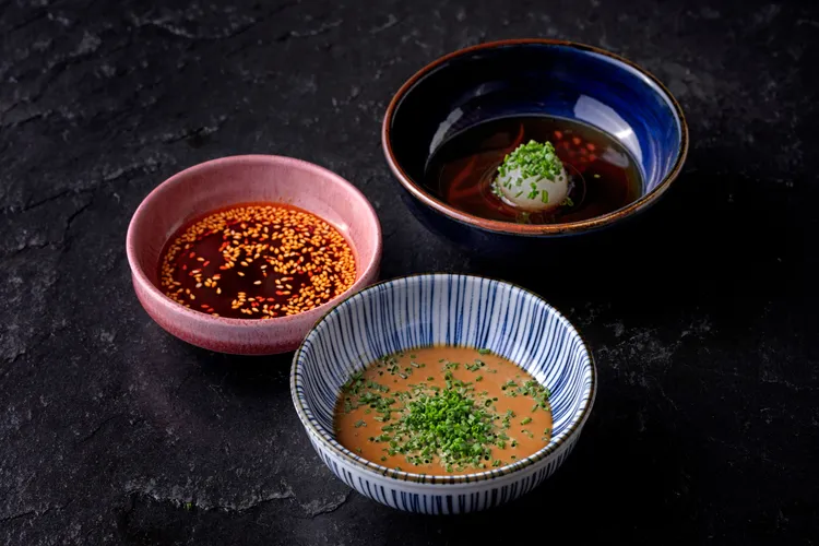 涮涮鍋套餐準備橙醋、胡麻醬和青花椒辣油等三種沾醬，提供原味之外的享肉樂趣。業者提供
