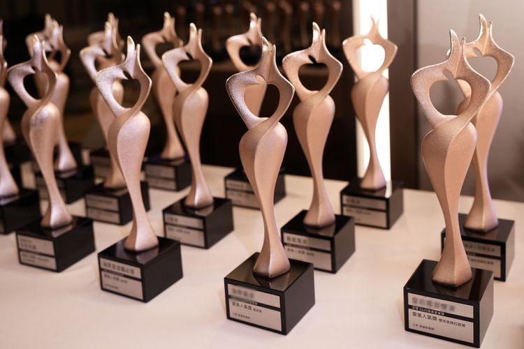 人體曲線舞出蘋果光　「蘋果愛美獎」獎盃藏「透明醫美」寓意
