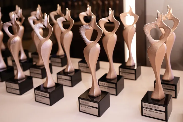 「蘋果愛美獎」獎盃造型如一位被拉長的金色舞者，由下而上延展的線條彷彿在展示美被「喚醒」的瞬間。彭欣偉攝