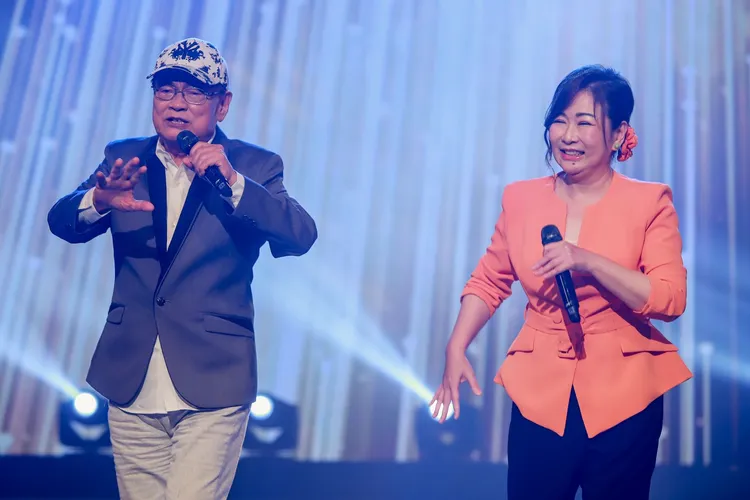 刘福助（左）和张秀卿合唱。民视提供