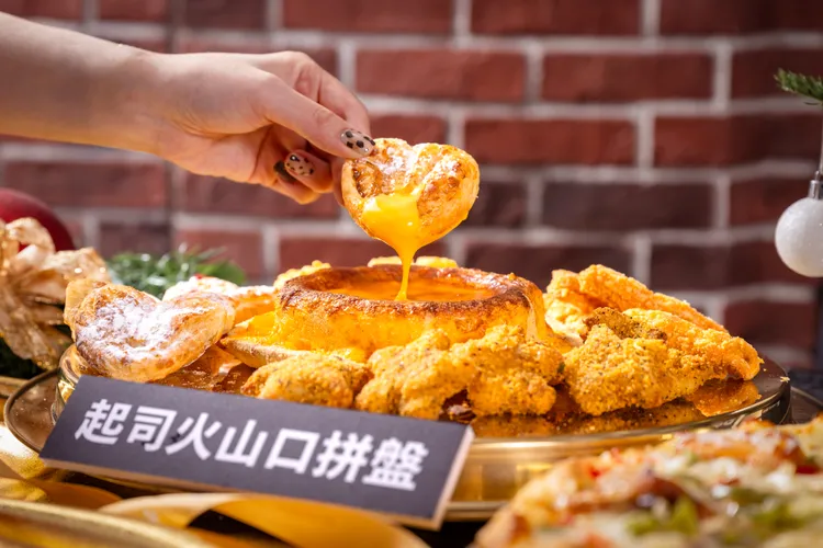 「起司火山口拼盤」有雞條、鱈魚星星、薯球與蝴蝶酥等副食，都能沾著起司火山一起吃。達美樂提供