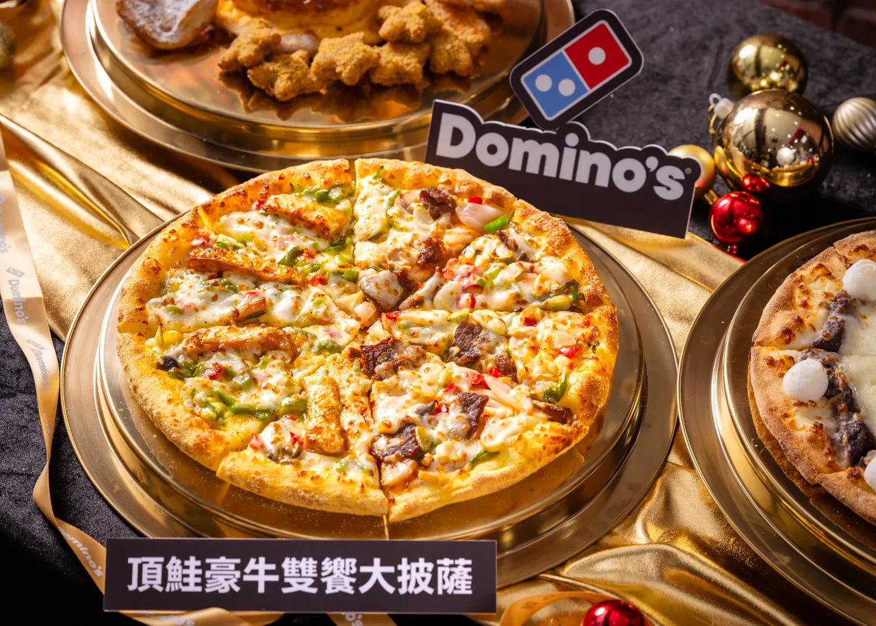 鋪滿炙烤鮭魚肚與炭燒牛肉的「頂鮭豪牛雙饗披薩」，一次吃到海陸配料。達美樂提供