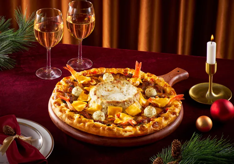 「嫩牛大蝦起司披薩」加價219元就可升級「黑鑽松露火山熔岩餅皮」。必勝客提供