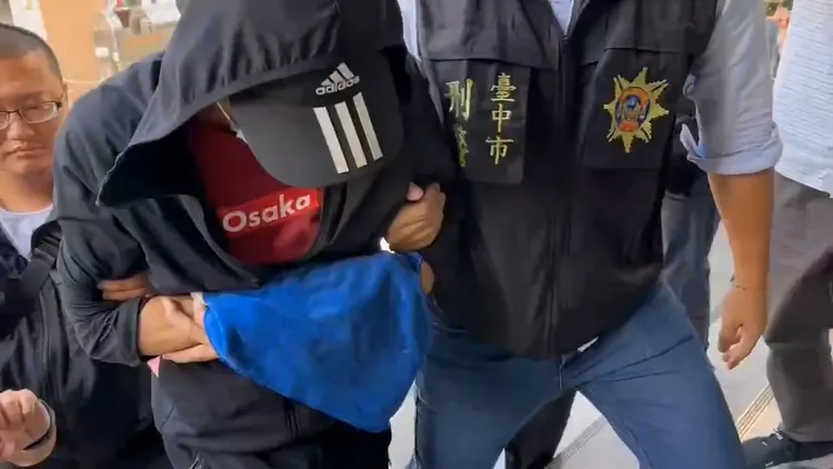 許嫌被帶回警局，被問到為什麼縱火，不發一語。民眾提供