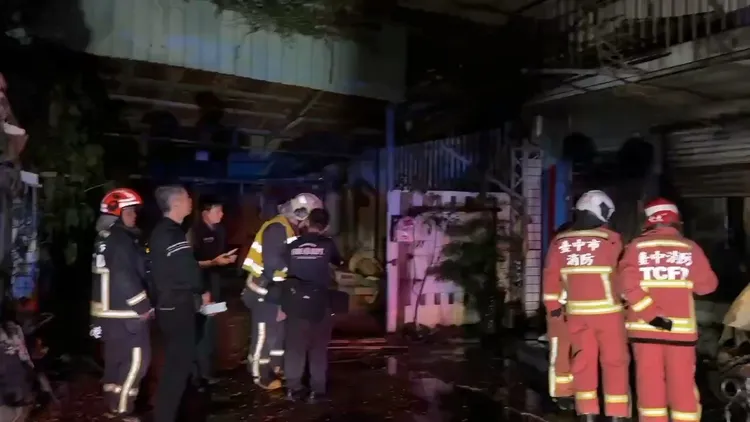 警消勘驗火場。民眾提供