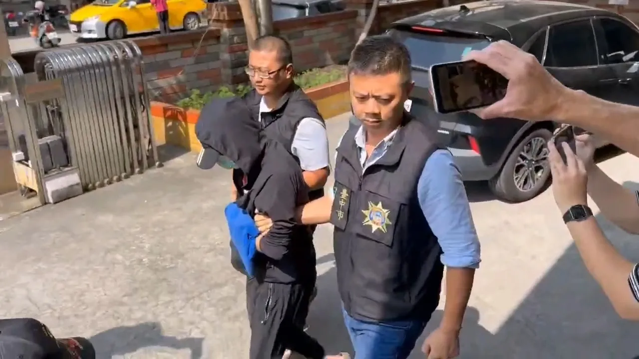 涉纵火的许男被警方带回侦办。民众提供