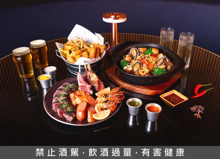 台北萬豪「萬元奢享假期」一泊二食住房專案，贈20樓高空景觀餐廳INGE’S Bar & Grill豪華海陸餐。業者提供