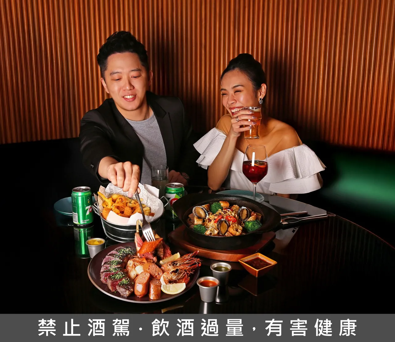 台北万豪「万元奢享假期」一泊二食住房专案， INGE’S Bar & Grill豪华海陆餐，汇聚精选海陆炭火烧烤、喷香四溢麻辣卤味、酥炸海鲜拼盘等三款人气美馔，以及四杯精选酒水。业者提供