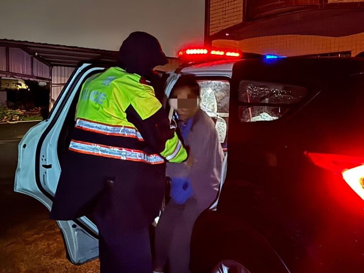 大雨滂沱開車不慎滑落水溝　中壢警即刻救援助駕駛平安返家