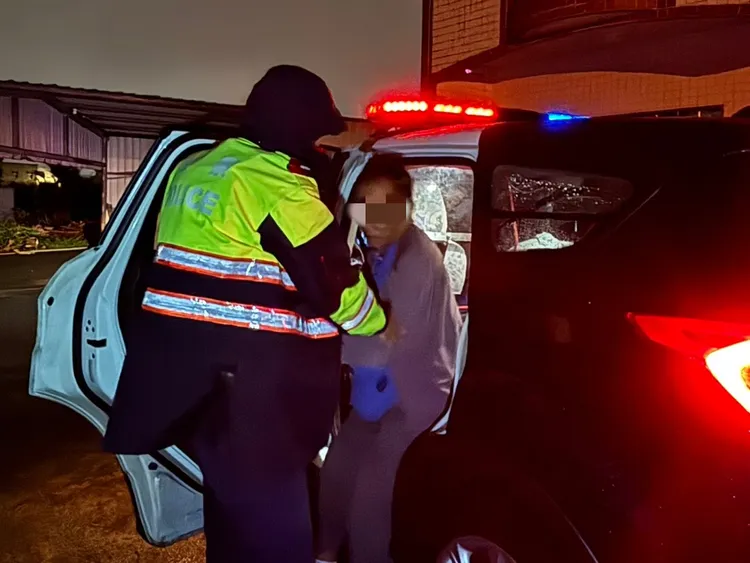 警方护送民众返家。中坜警分局提供