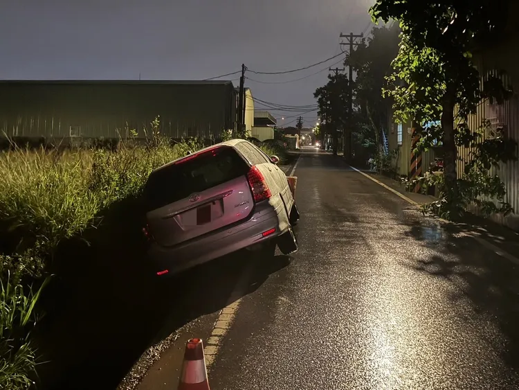 車輛滑落水溝動彈不得。中壢警分局提供