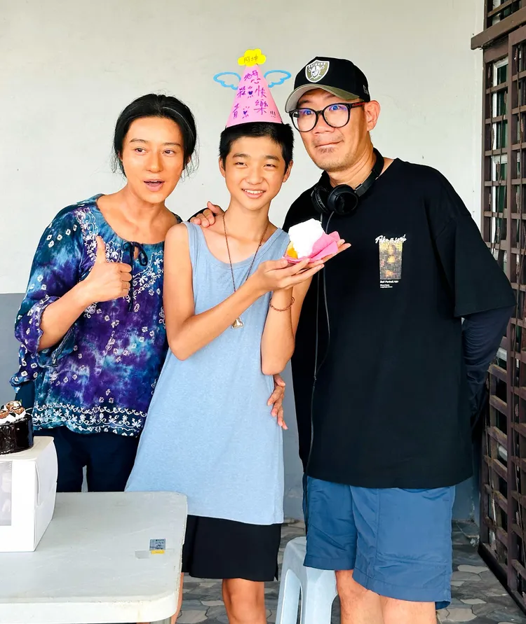 范冰冰（左起）、白潤音和張吉安殺青吃蛋糕。海鵬影業提供