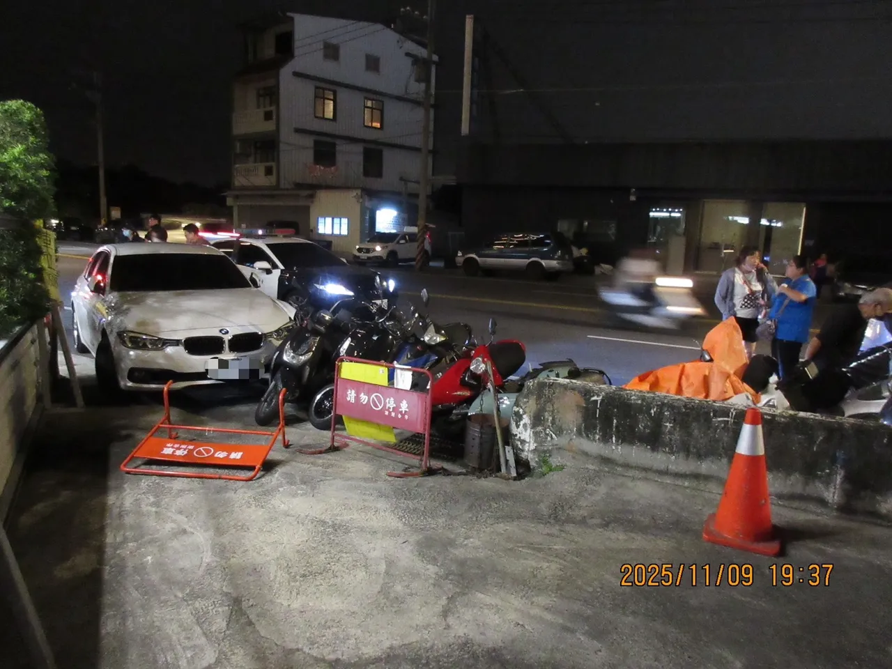 机车被撞得东倒西歪。民众提供