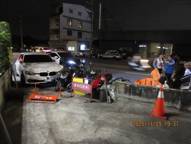 機車被撞得東倒西歪。民眾提供