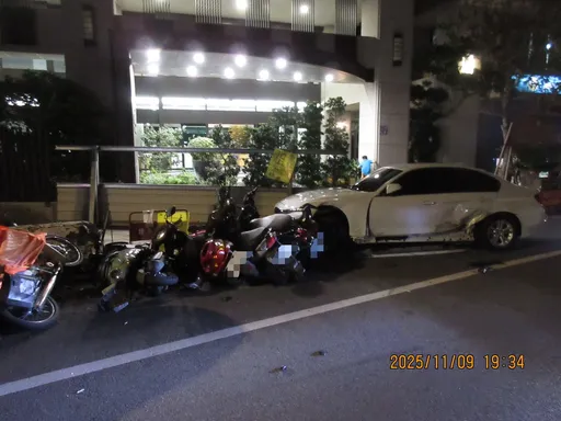 女駕駛恍神！Lexus撞上路邊BMW　再推撞13輛機車