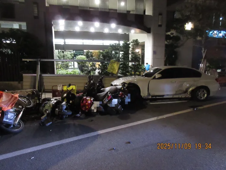 停在路边的BMW轿车及13辆机车，遭恍神女驾驶撞击。民众提供