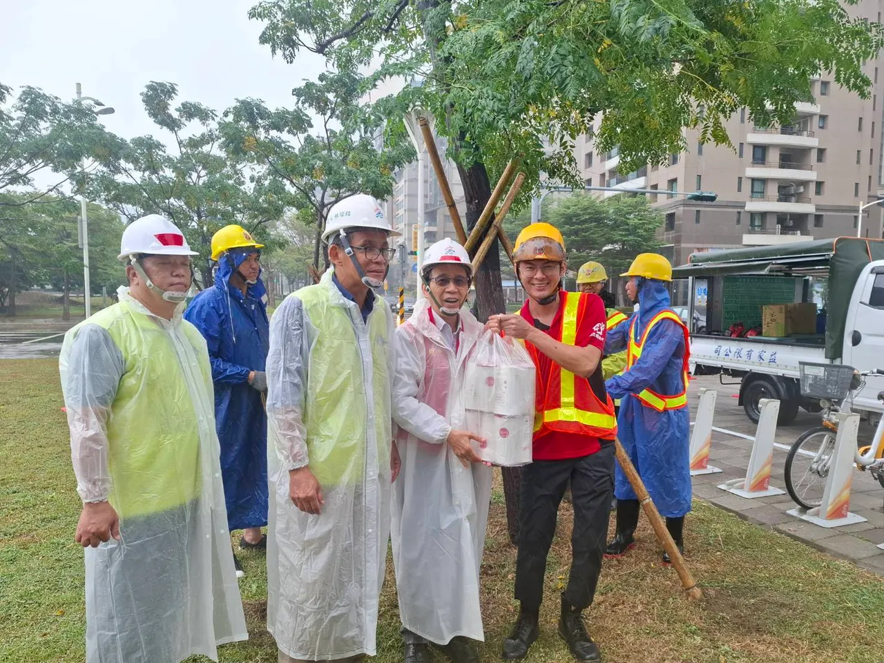 台风日林钦荣视察与慰劳工作人员。翻摄画面