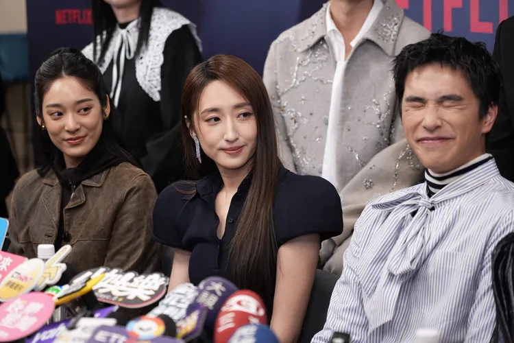 曾敬驊（右）被搬出來救場，表情非常搞笑。彭欣偉攝