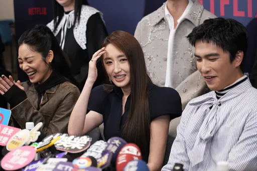 坤达闪兵老婆柯佳嬿首露面　本来就知情？苦笑回应了