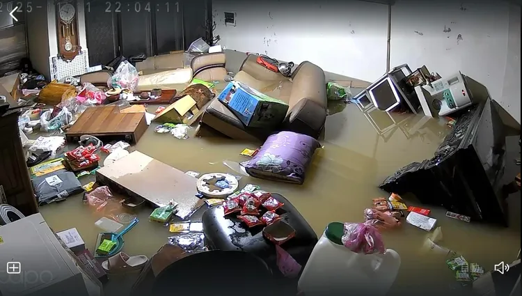 网友分享外婆家中因淹水，家具全浮起。网友peijhen948授权提供